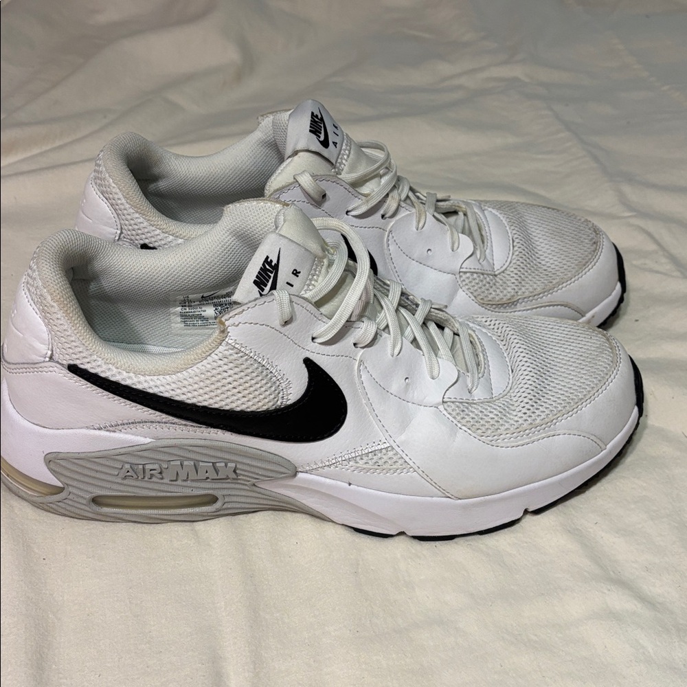 Nike air Max Excee. White with black stripe. Comfortable and Minimal wear